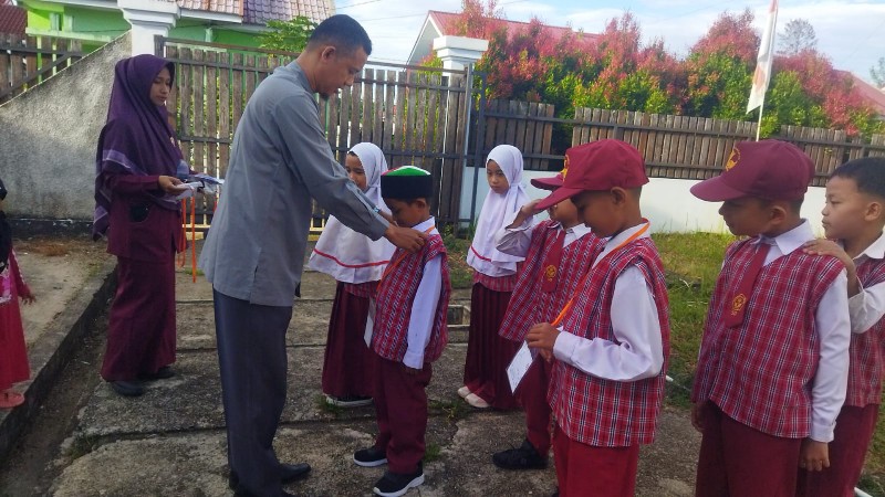 Penyerahan Kokarde Peserta Ujian Semester Secara Simbolis
