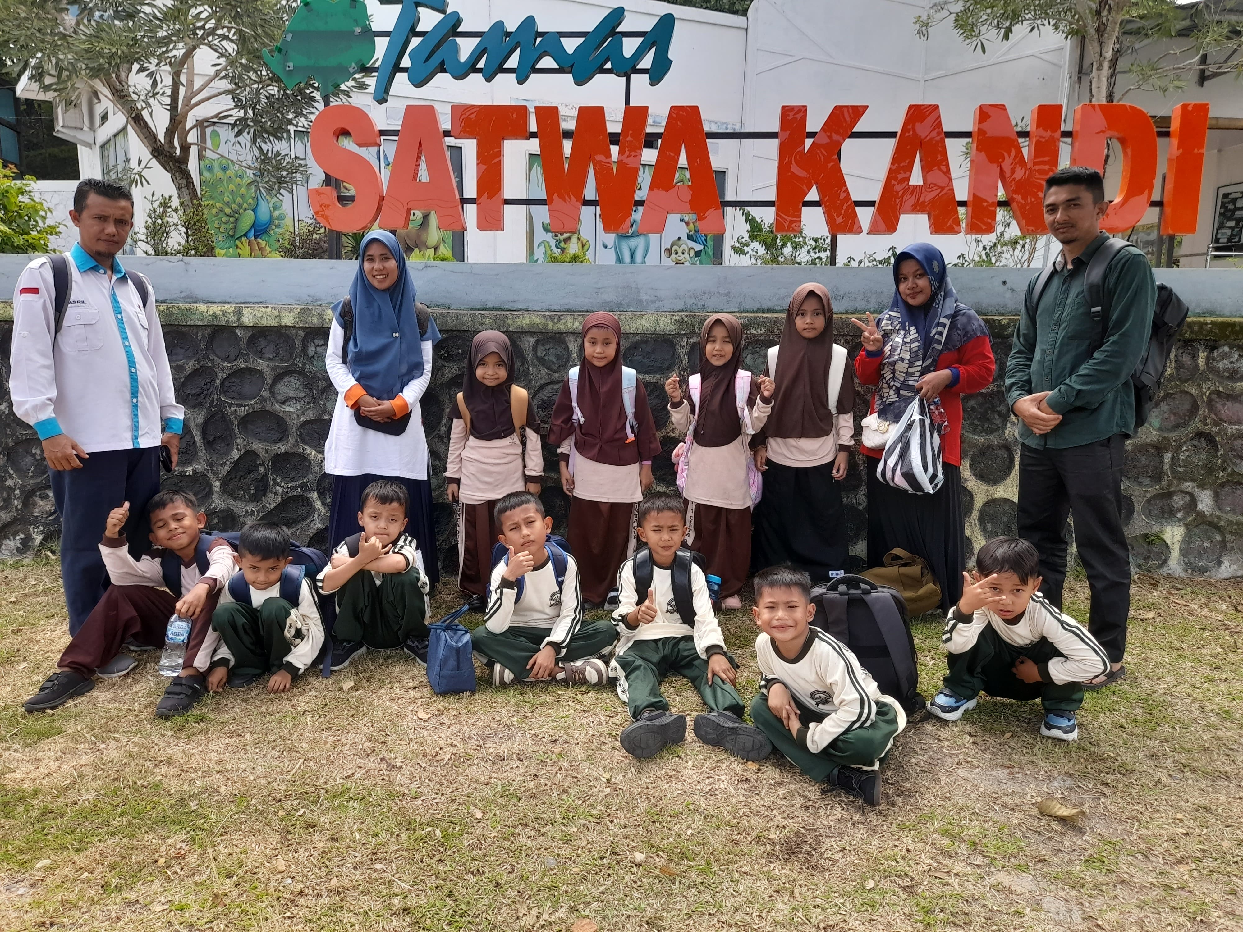 KUNJUNGAN BELAJAR KE KEBUN BINATANG KANDIS SAWAH LUNTO